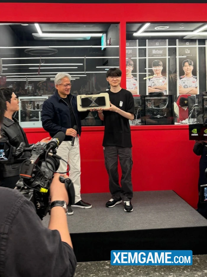 CEO của NVIDIA gặp Faker, còn tự nhận là fan của T1 CEO của NVIDIA gặp Faker, còn tự nhận là fan của T1