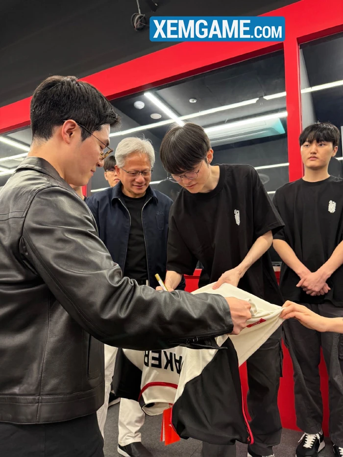 CEO của NVIDIA gặp Faker, còn tự nhận là fan của T1 CEO của NVIDIA gặp Faker, còn tự nhận là fan của T1
