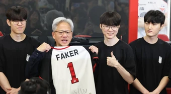 CEO của NVIDIA gặp Faker, còn tự nhận là fan của T1