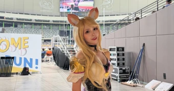 Chị gái Oner bất ngờ cosplay Ahri K/DA đầy quyến rũ