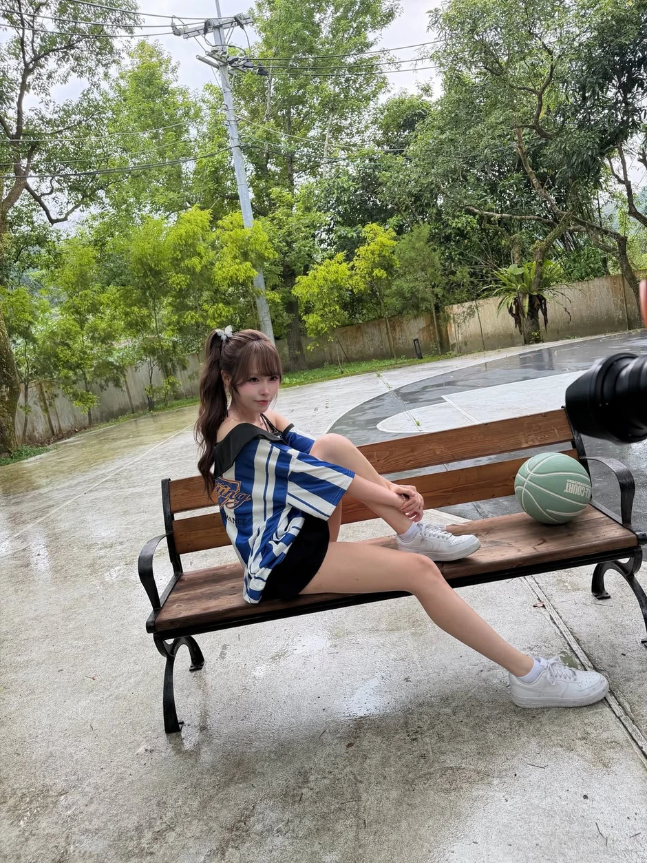 Chị gái Oner khoe vai trần quyến rũ, trang phục cũng đầy "nguy hiểm" Chị gái Oner khoe vai trần quyến rũ, trang phục cũng đầy "nguy hiểm"