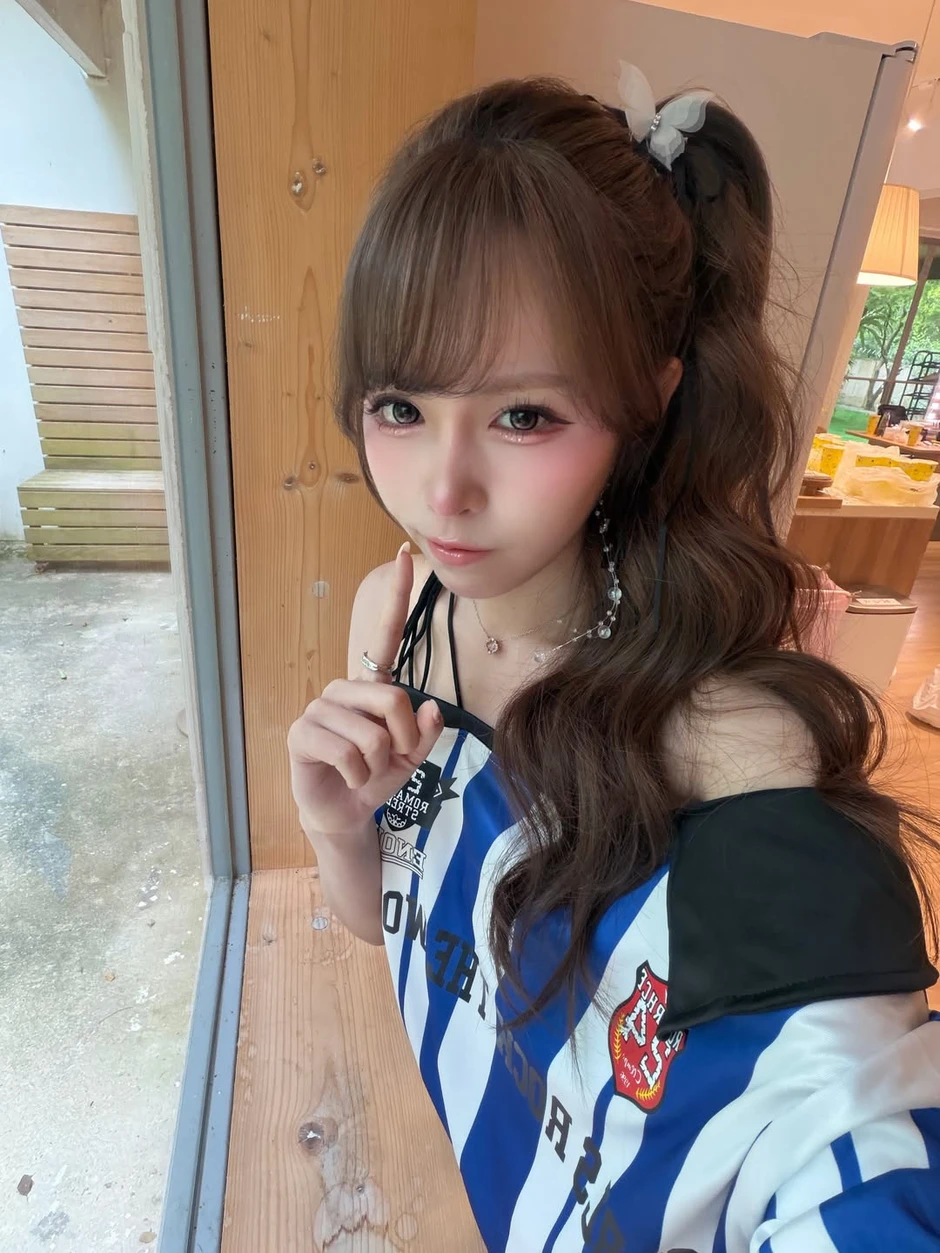 Chị gái Oner khoe vai trần quyến rũ, trang phục cũng đầy "nguy hiểm" Chị gái Oner khoe vai trần quyến rũ, trang phục cũng đầy "nguy hiểm"