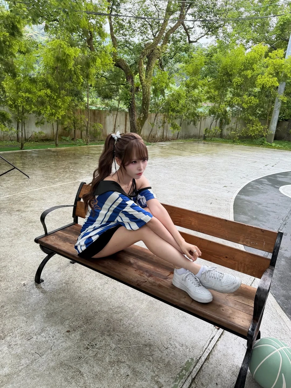 Chị gái Oner khoe vai trần quyến rũ, trang phục cũng đầy "nguy hiểm" Chị gái Oner khoe vai trần quyến rũ, trang phục cũng đầy "nguy hiểm"