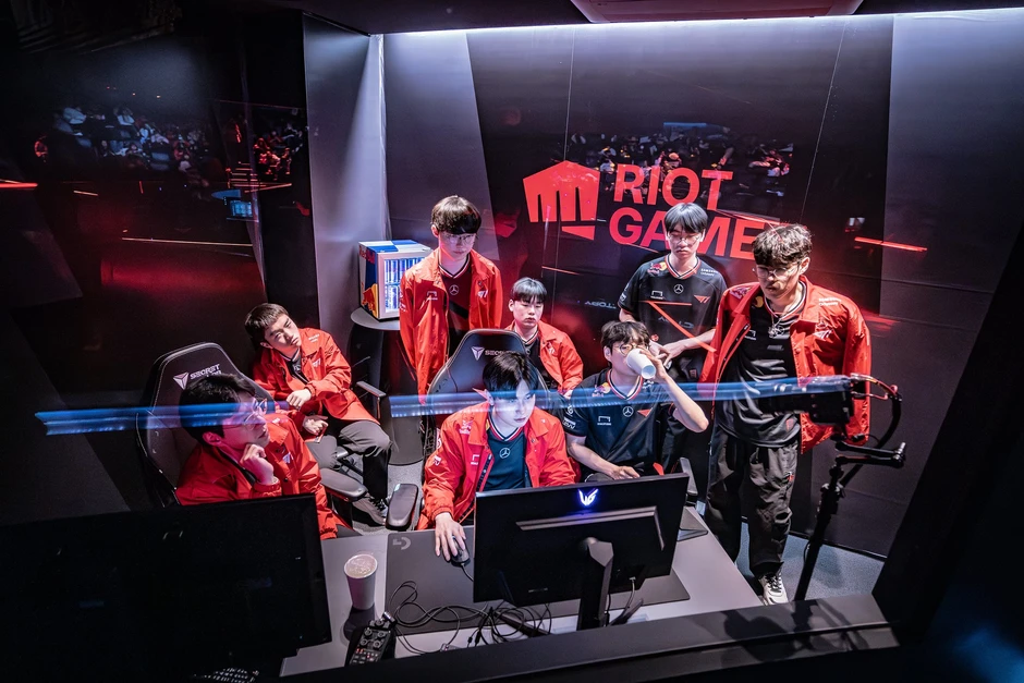 Đang yên đang lành, siêu sao T1 bị đàn em cũ "var" ngay trên kênh stream