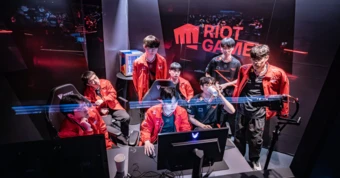 Đang yên đang lành, siêu sao T1 bị đàn em cũ "var" ngay trên kênh stream