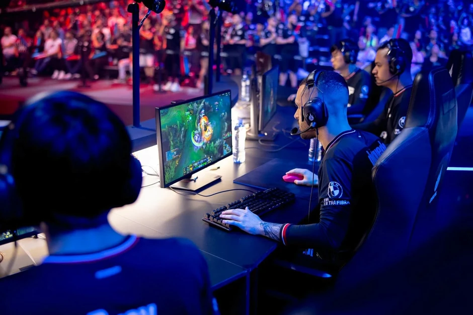 CBLOL nổi tiếng với lượng khán giả đông đảo và cơ sở vật chất tốt, nhưng trình độ thi đấu vẫn ở mức trung bình