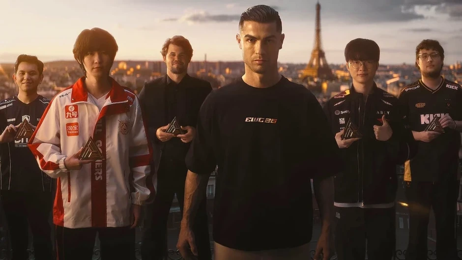 Faker 'đọ dáng' cùng Ronaldo