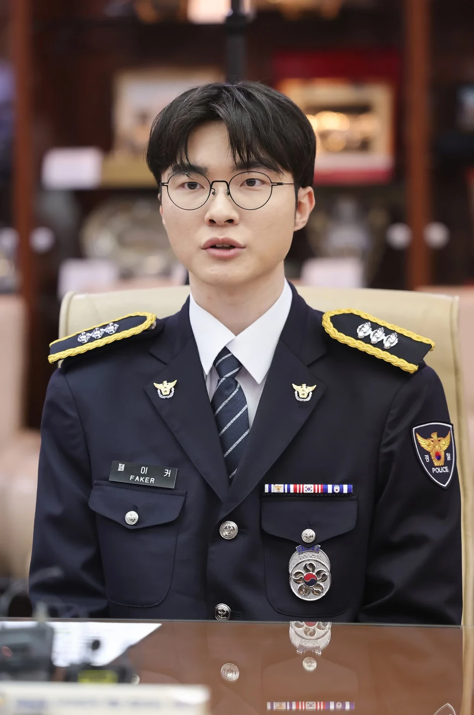 Faker được trao hàm trung sĩ cảnh sát Faker được trao hàm trung sĩ cảnh sát