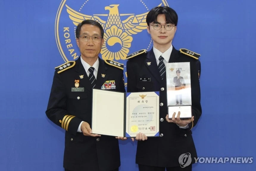 Faker được trao hàm trung sĩ cảnh sát Faker được trao hàm trung sĩ cảnh sát