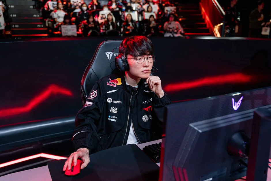 Faker khiến đồng đội lẫn fan hoang mang