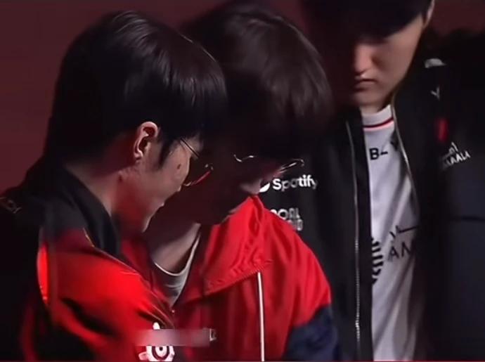 Faker khiến đồng đội lẫn fan hoang mang