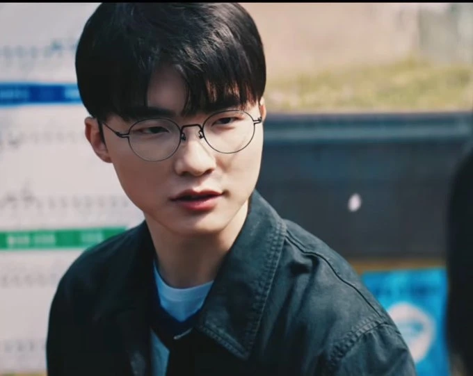 Faker nắm tay tỏ tình Karina (aespa) Faker nắm tay tỏ tình Karina (aespa)