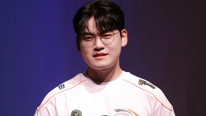 LMHT: Gumayusi khiến fan ấm lòng vì sự ân cần trong buổi fanmeeting