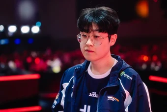 MSI 2026: Phóng Viên Gây Tranh Cãi Khi Liên Tục Đặt Câu Hỏi "Dí" Vào HLE Zeus