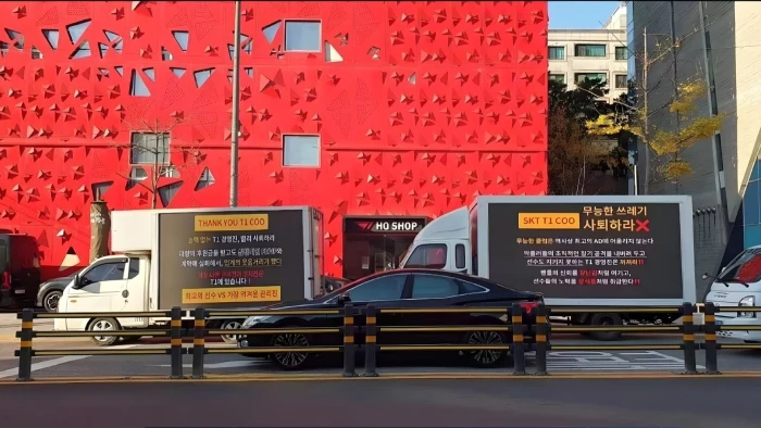 T1 lên tiếng về xe tải biểu tình trước trụ sở: "bất lực" vì đúng pháp luật