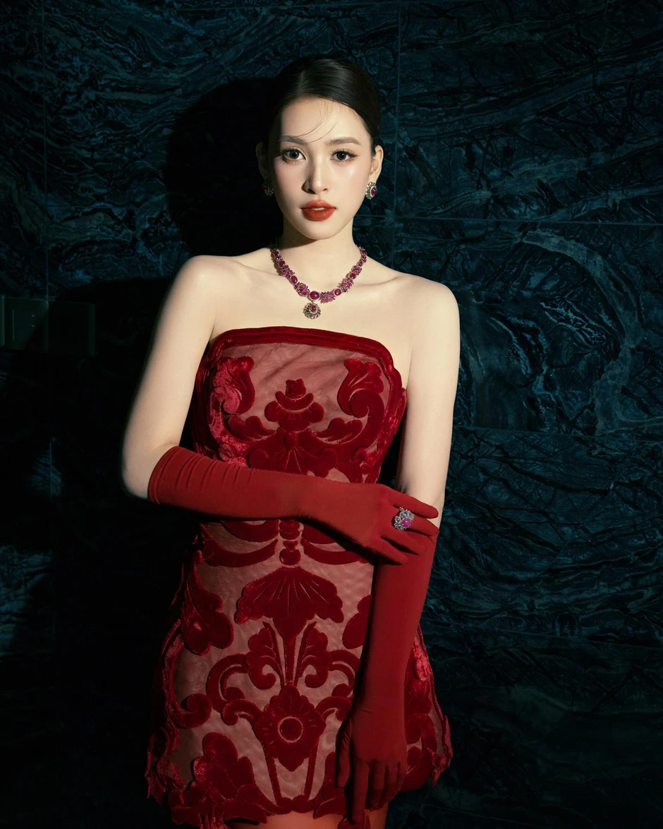 Thiều Bảo Trâm diện nội y đỏ gợi cảm, Tiểu Vy cũng bất ngờ "cạnh tranh" Thiều Bảo Trâm diện nội y đỏ gợi cảm, Tiểu Vy cũng bất ngờ "cạnh tranh"