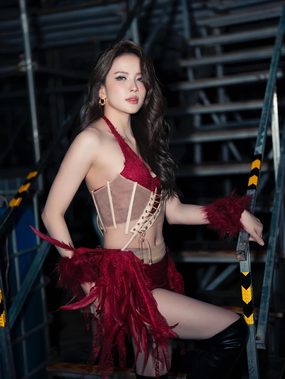 Thiều Bảo Trâm diện nội y đỏ gợi cảm, Tiểu Vy cũng bất ngờ "cạnh tranh" Thiều Bảo Trâm diện nội y đỏ gợi cảm, Tiểu Vy cũng bất ngờ "cạnh tranh"