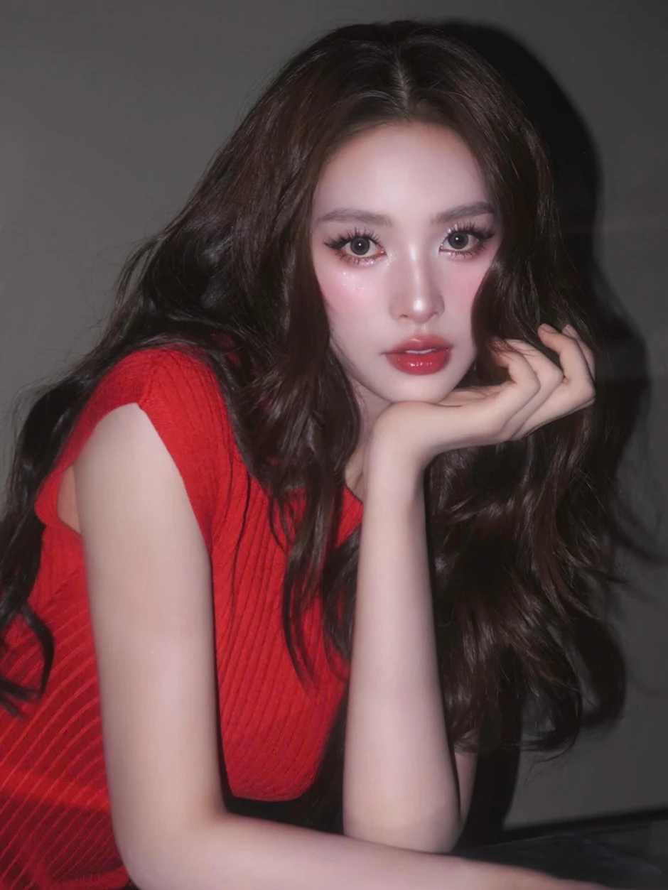Thiều Bảo Trâm diện nội y đỏ gợi cảm, Tiểu Vy cũng bất ngờ "cạnh tranh" Thiều Bảo Trâm diện nội y đỏ gợi cảm, Tiểu Vy cũng bất ngờ "cạnh tranh"