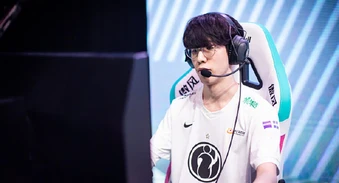 Wayward lên tiếng về sự trở lại của TheShy :"IG và TheShy tự đưa mình vào thế khó"