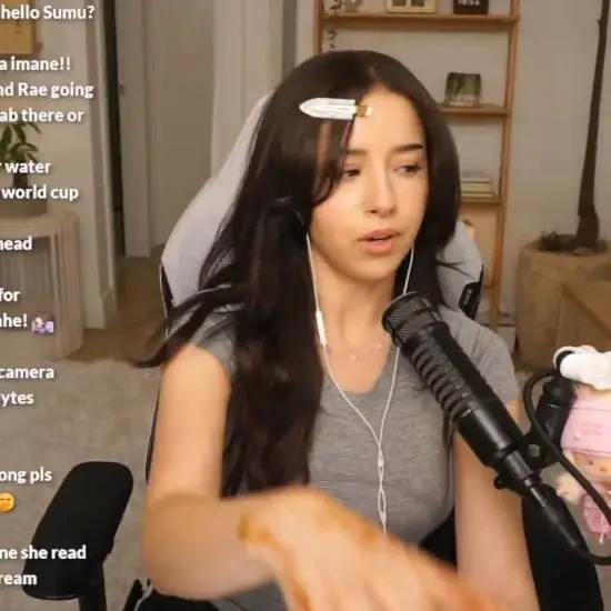 "Quên tắt micro": Nữ streamer xinh đẹp bất ngờ vướng drama vì lộ tình huống nhạy cảm ngay trên sóng "Quên tắt micro": Nữ streamer xinh đẹp bất ngờ vướng drama vì lộ tình huống nhạy cảm ngay trên sóng