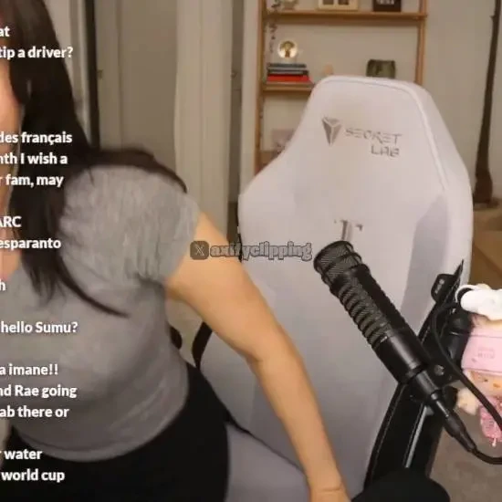 "Quên tắt micro": Nữ streamer xinh đẹp bất ngờ vướng drama vì lộ tình huống nhạy cảm ngay trên sóng "Quên tắt micro": Nữ streamer xinh đẹp bất ngờ vướng drama vì lộ tình huống nhạy cảm ngay trên sóng