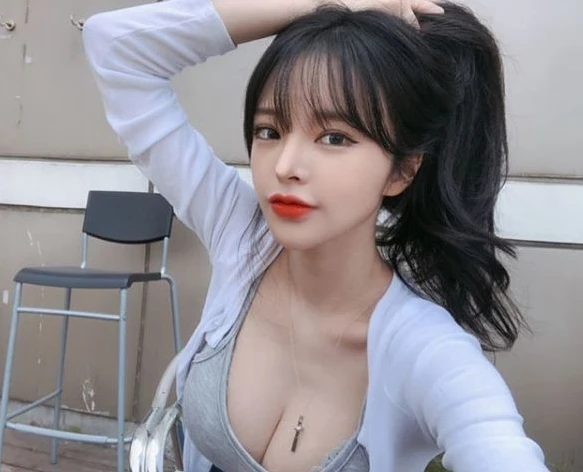 Bị cấm sóng vĩnh viễn vì quá "gợi cảm", nữ streamer chiêu trò đổi sân chơi, vẫn duy trì sức hút mạnh mẽ