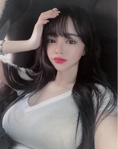 Bị cấm sóng vĩnh viễn vì quá "gợi cảm", nữ streamer chiêu trò đổi sân chơi, vẫn duy trì sức hút mạnh mẽ