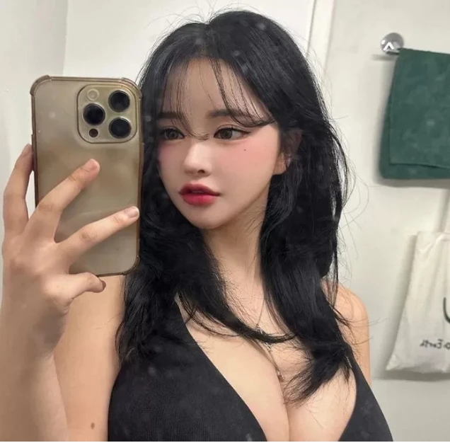 Bị cấm sóng vĩnh viễn vì quá "gợi cảm", nữ streamer chiêu trò đổi sân chơi, vẫn duy trì sức hút mạnh mẽ