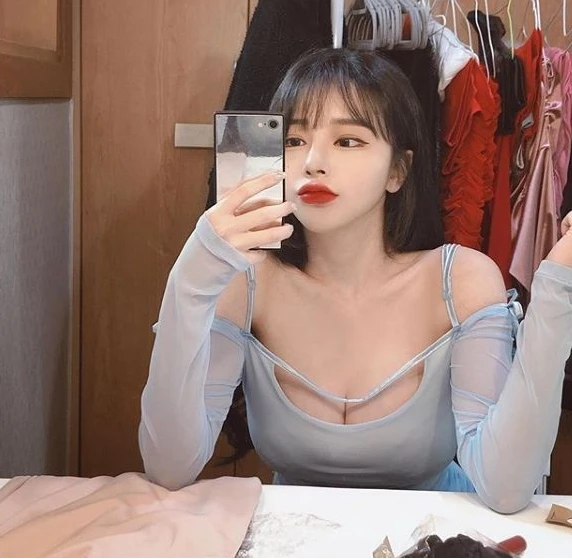 Bị cấm sóng vĩnh viễn vì quá "gợi cảm", nữ streamer chiêu trò đổi sân chơi, vẫn duy trì sức hút mạnh mẽ