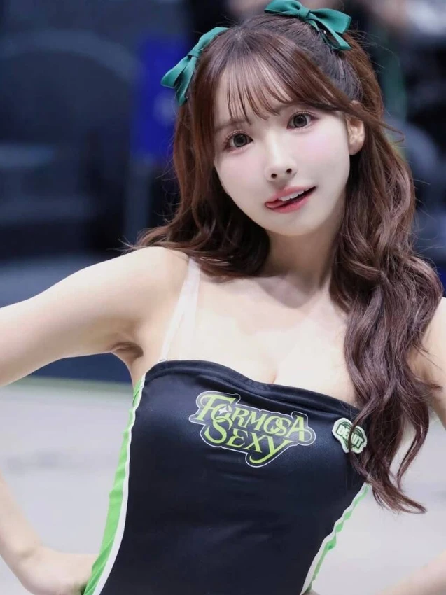 Bị chỉ trích vì trở thành hot girl gợi cảm, cô nàng bức xúc phản pháo, lấy cả Yua Mikami ra làm ví dụ
