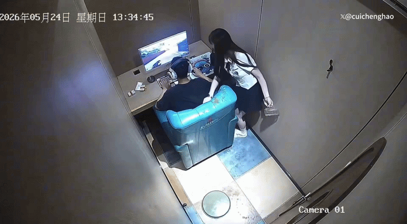Bị dội nước sôi bốc khói vào người, nam game thủ vẫn kiên trì chơi game tiếp, gây viral cõi mạng