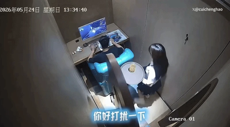 Bị dội nước sôi bốc khói vào người, nam game thủ vẫn kiên trì chơi game tiếp, gây viral cõi mạng