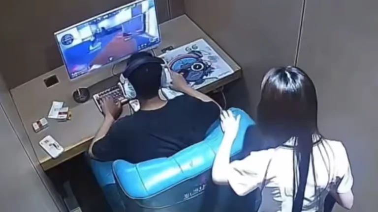 Bị dội nước sôi bốc khói vào người, nam game thủ vẫn kiên trì chơi game tiếp, gây viral cõi mạng
