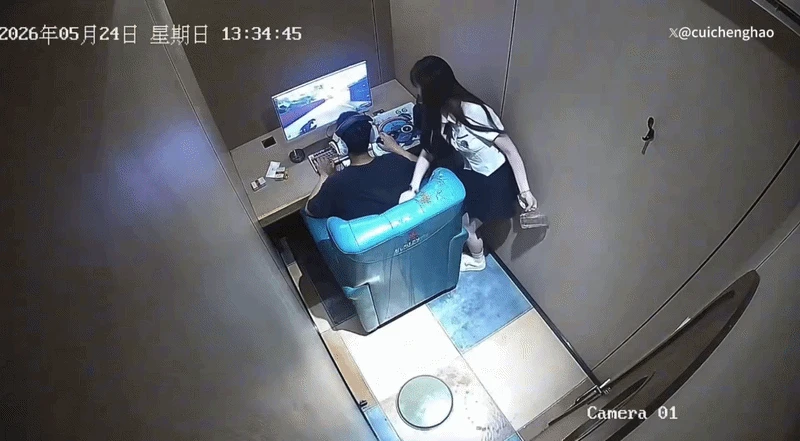 Bị dội nước sôi bốc khói vào người, nam game thủ vẫn kiên trì chơi game tiếp, gây viral cõi mạng