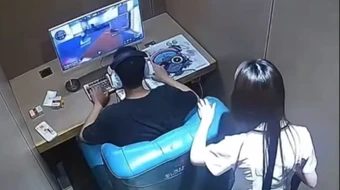 Bị dội nước sôi bốc khói vào người, nam game thủ vẫn kiên trì chơi game tiếp, gây viral cõi mạng