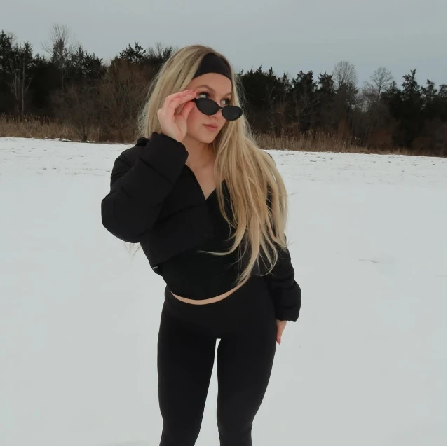 Bị lấy video đi quảng cáo app hẹn hò nhạy cảm, hot girl xinh đẹp bức xúc, khởi kiện gần 20 tỷ