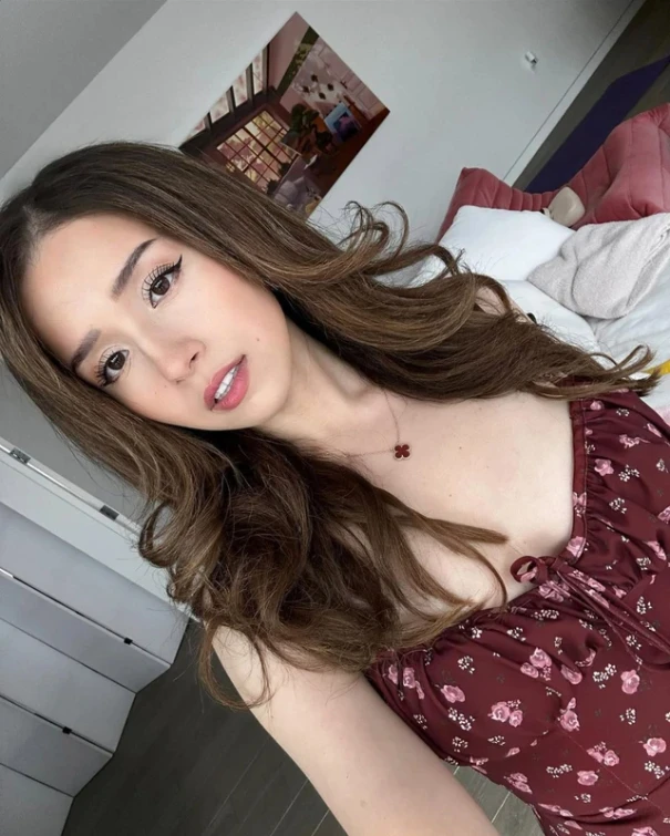 Chỉ để "chuộc" trang cá nhân cùng tên, nữ streamer gợi cảm gây sốc với số tiền bỏ ra, tiêu tốn hơn nửa tỷ