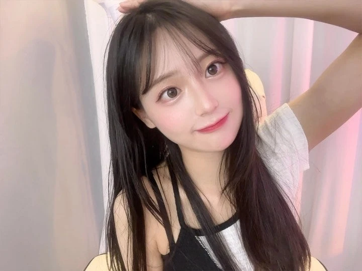 Chỉ xuất hiện vài phút trước ống kính, nữ streamer xinh đẹp bỗng gây bão mạng, nhan sắc ngoài đời khiến CĐM choáng váng