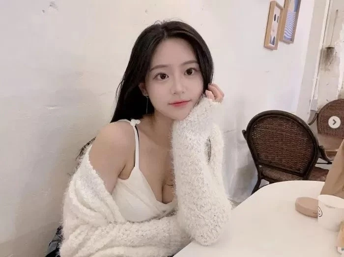 Chỉ xuất hiện vài phút trước ống kính, nữ streamer xinh đẹp bỗng gây bão mạng, nhan sắc ngoài đời khiến CĐM choáng váng