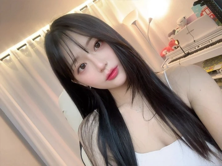 Chỉ xuất hiện vài phút trước ống kính, nữ streamer xinh đẹp bỗng gây bão mạng, nhan sắc ngoài đời khiến CĐM choáng váng