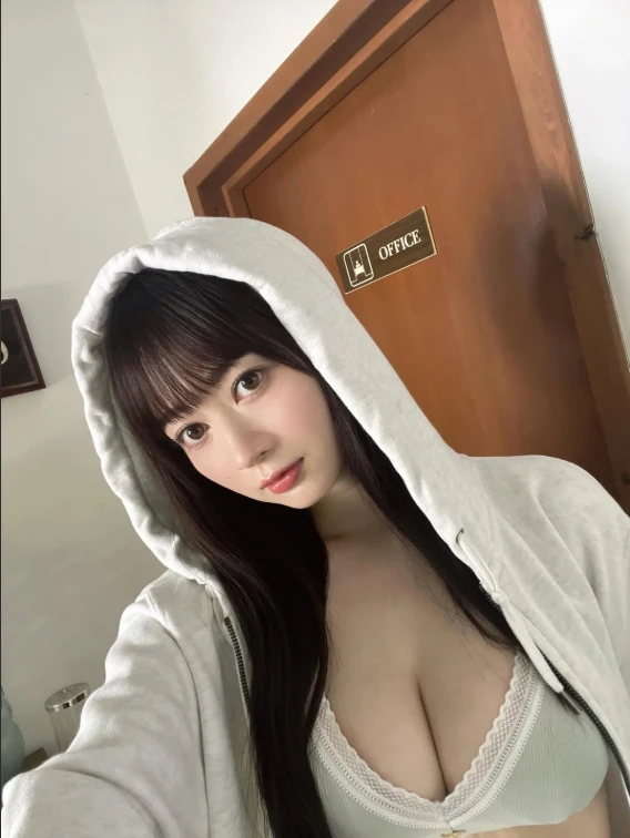 Có cùng "xuất xứ" như Yua Mikami, hot girl xinh đẹp lựa chọn sự nghiệp khác biệt, gây ấn tượng mạnh