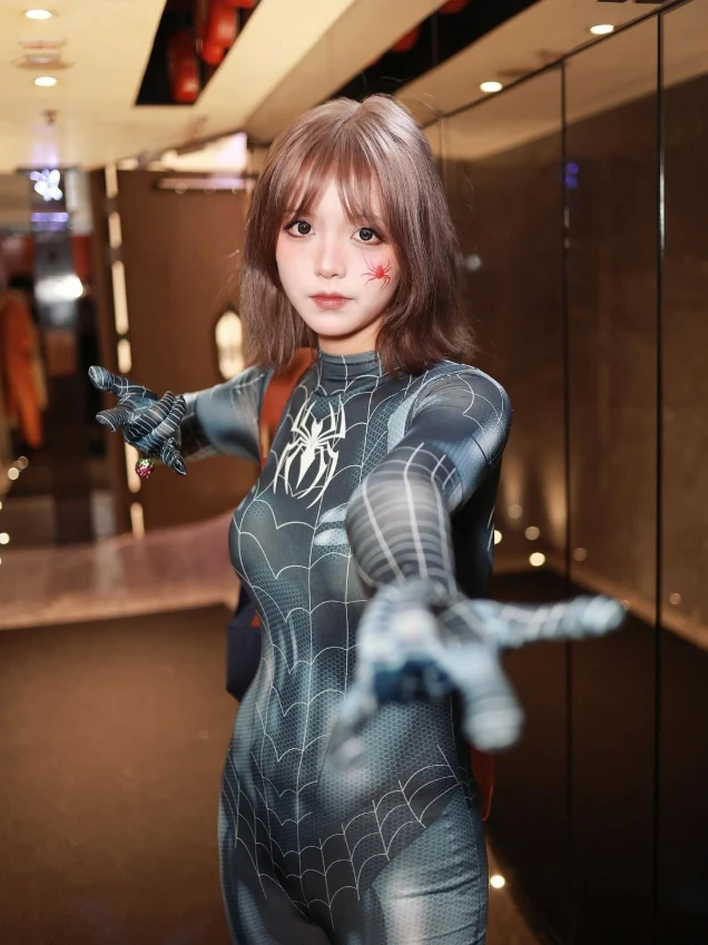 Cosplay "Nhện Đen" quá gợi cảm, nàng hot girl bỗng nổi như cồn, CĐM vội truy tìm danh tính và cái kết