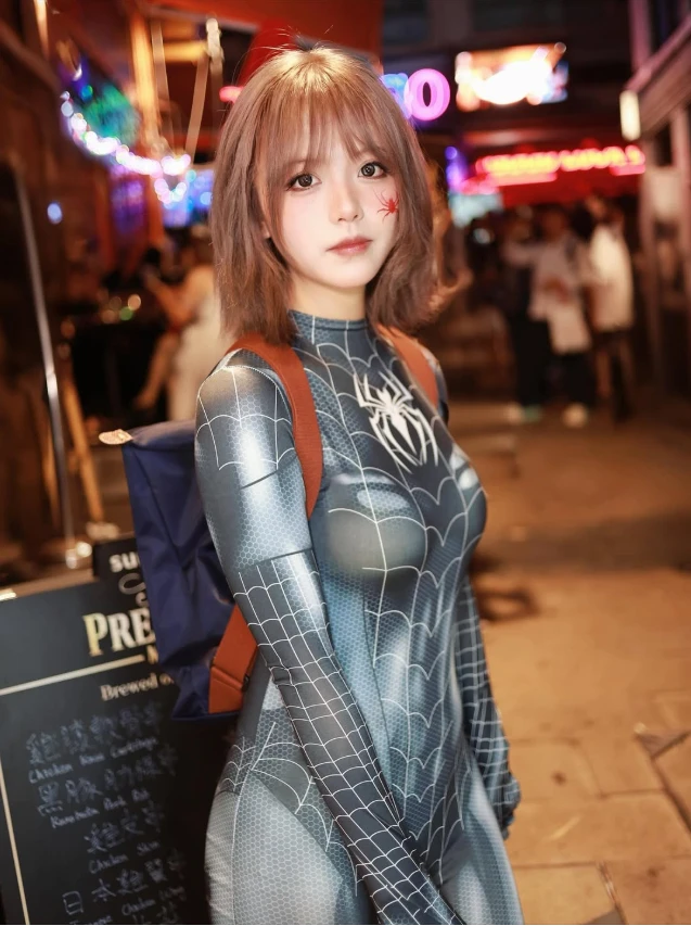 Cosplay "Nhện Đen" quá gợi cảm, nàng hot girl bỗng nổi như cồn, CĐM vội truy tìm danh tính và cái kết