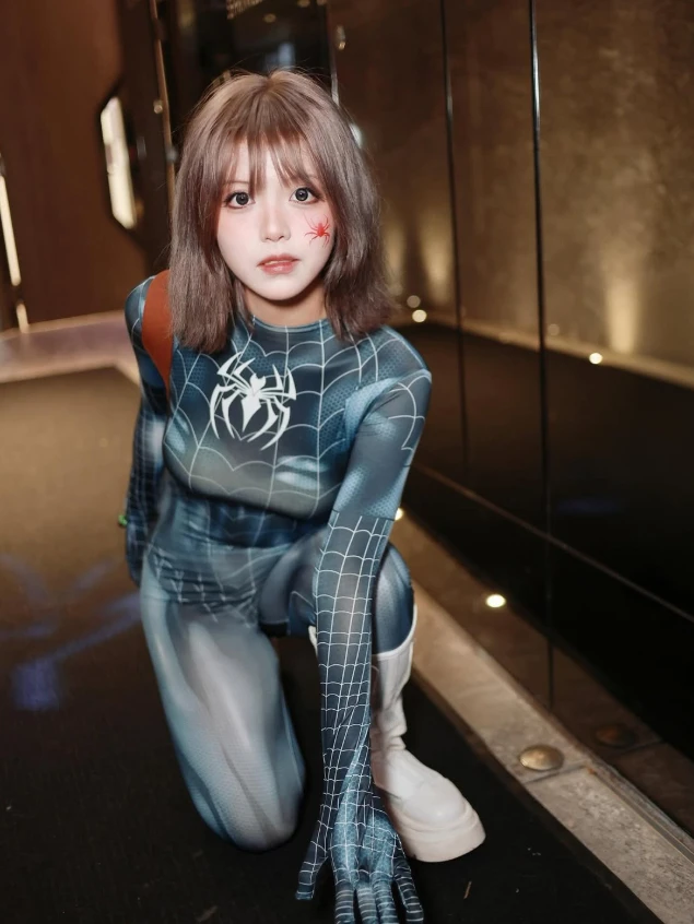 Cosplay "Nhện Đen" quá gợi cảm, nàng hot girl bỗng nổi như cồn, CĐM vội truy tìm danh tính và cái kết