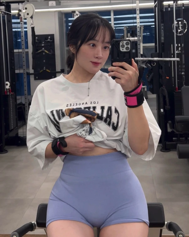 Đăng clip tập gym, nữ YouTuber bỗng chốc nổi như cồn, dân mạng ngỡ ngàng trước vóc dáng nóng bỏng Đăng clip tập gym, nữ YouTuber bỗng chốc nổi như cồn, dân mạng ngỡ ngàng trước vóc dáng nóng bỏng