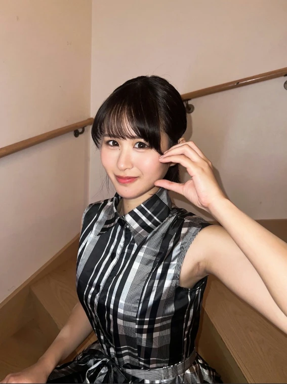 Đang là đầu bếp tại nhà hàng Michelin 3 sao, cô gái xinh đẹp bất ngờ chuyển hướng thành hot girl gợi cảm, gây sốc CĐM