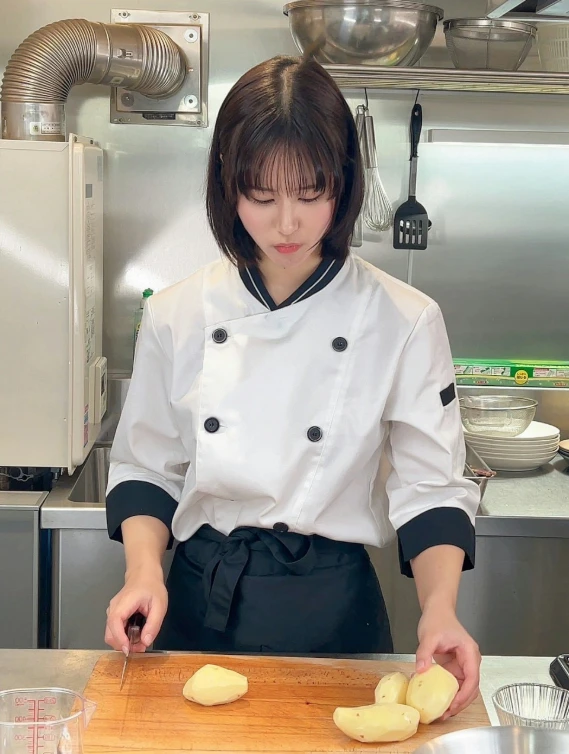 Đang là đầu bếp tại nhà hàng Michelin 3 sao, cô gái xinh đẹp bất ngờ chuyển hướng thành hot girl gợi cảm, gây sốc CĐM
