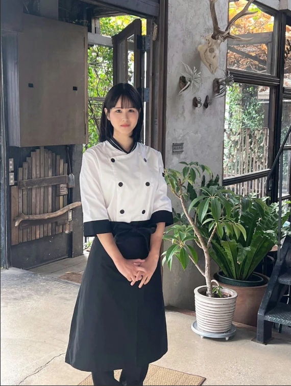 Đang là đầu bếp tại nhà hàng Michelin 3 sao, cô gái xinh đẹp bất ngờ chuyển hướng thành hot girl gợi cảm, gây sốc CĐM