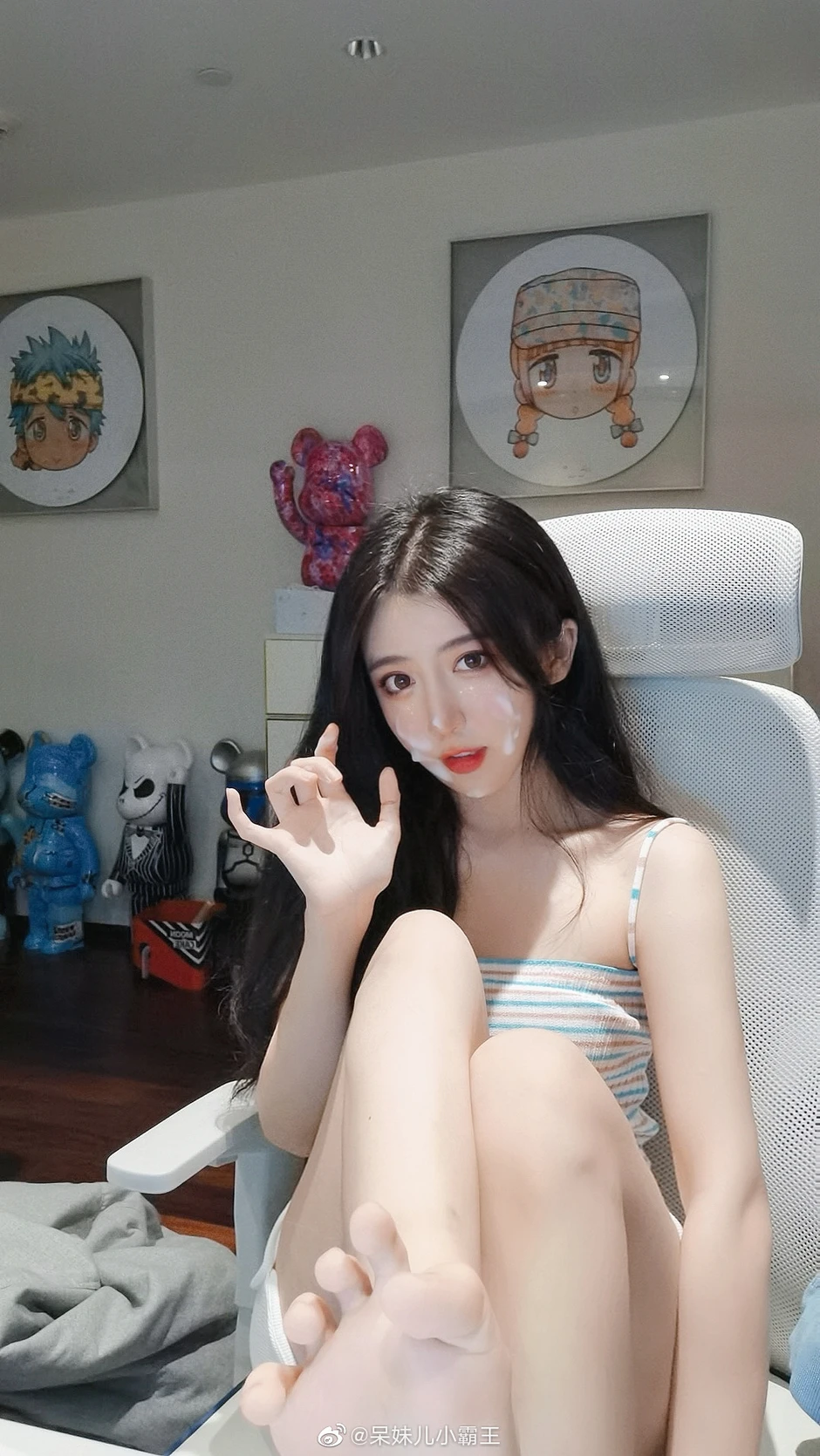 Đăng tải loạt ảnh mới, nữ streamer gợi cảm khiến fan thắc mắc tột độ