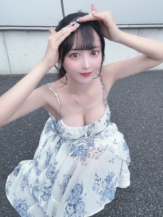 Để tóc quá giống Lữ Bố, cô nàng hot girl xinh đẹp gây bão mạng khi đi Disneyland, follow tăng vù vù